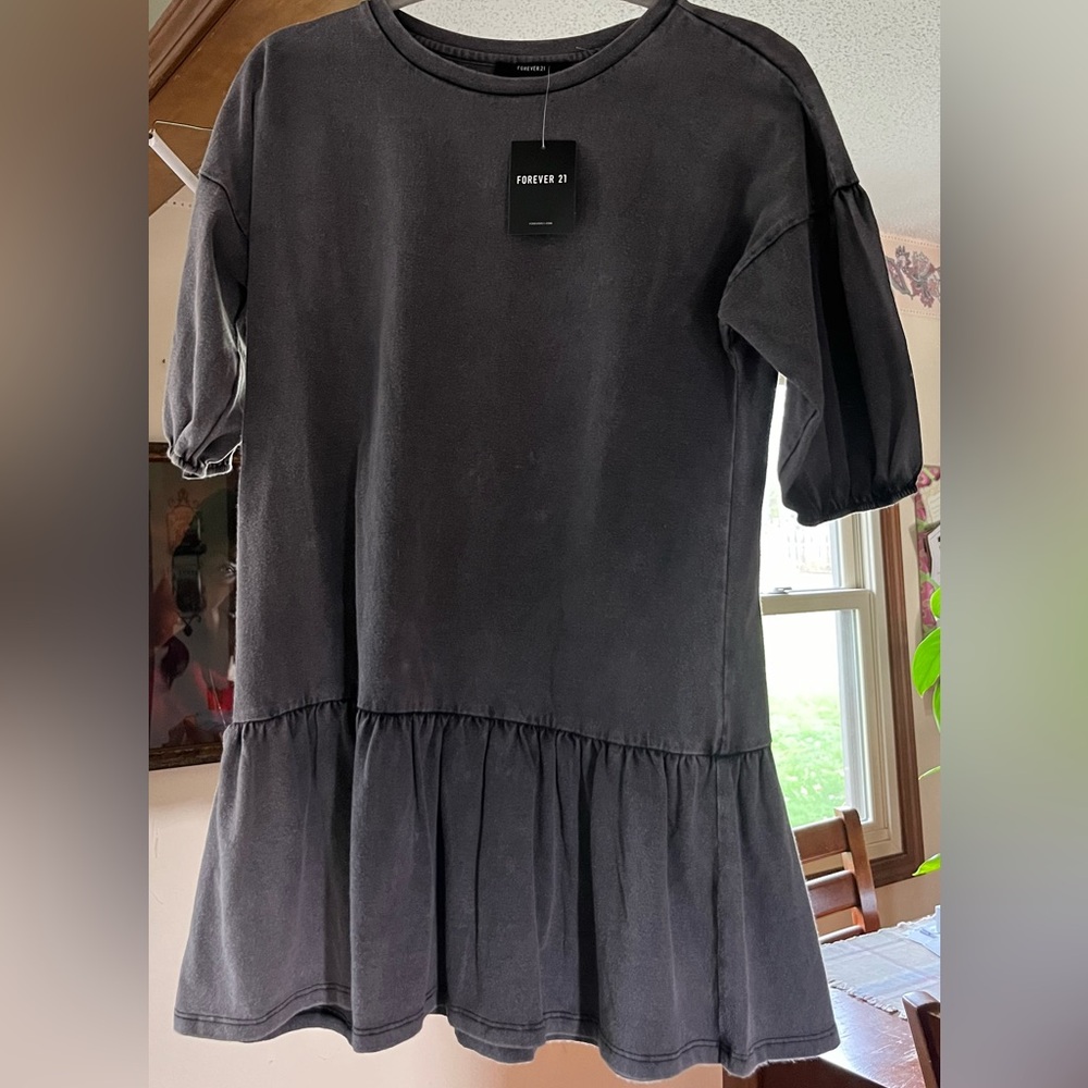 Size small Women’s Forever 21 charcoal gray light black short sleeved dress.